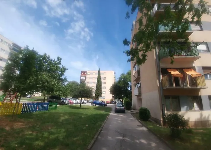 Aleksandra Apartment *